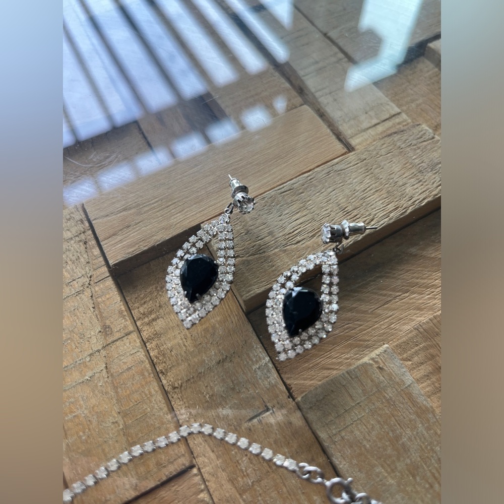 Free People 💗 necklace and earrings rhinestone and crystal set - Picture 6 of 7